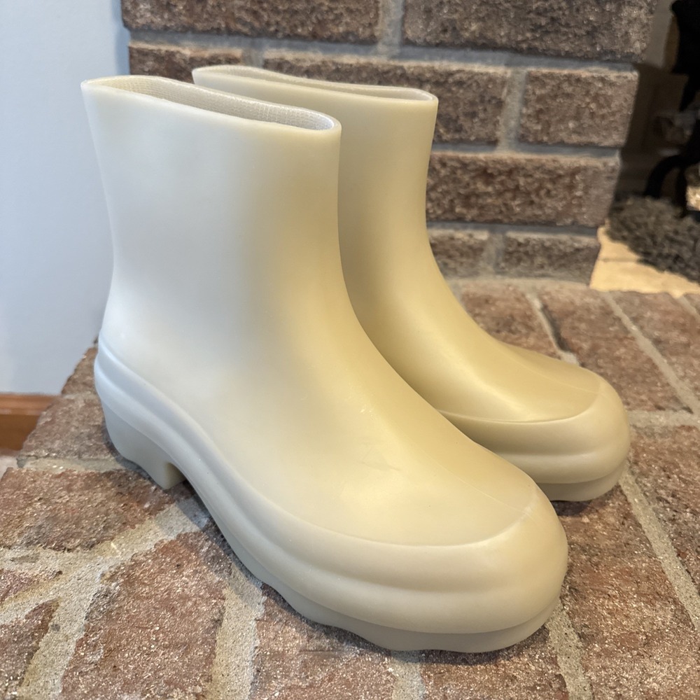 Vince Nia Moonlight Rain‎ Boots Nude Lug Sole Women Waterproof Size 7